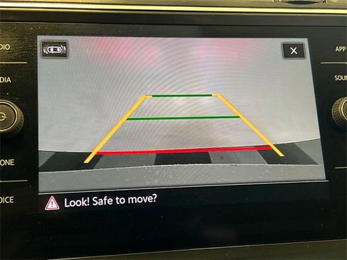 Used 2021 Volkswagen Tiguan SE w/ Panoramic Sunroof Package image 25