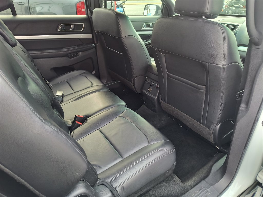 Used 2016 Ford Explorer XLT w/ Equipment Group 202A FWD image 23