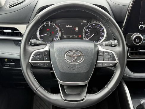 Used 2025 Toyota Highlander LE FWD image 15