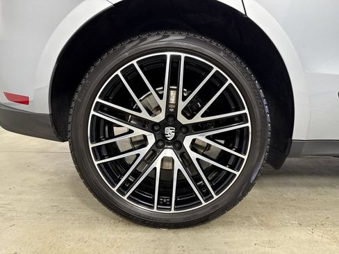 Certified 2024 Porsche Macan AWD/4WD image 16
