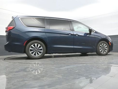 Used 2024 Chrysler Pacifica Select image 42