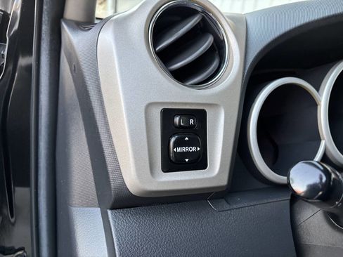 Used 2009 Pontiac Vibe AWD w/ Sun And Sound Package image 17