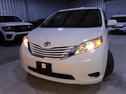 Used 2015 Toyota Sienna LE image 38