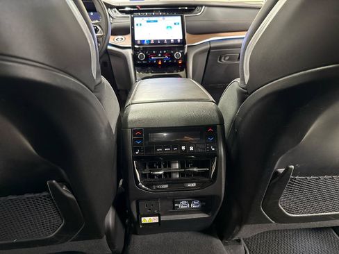 Used 2023 Jeep Grand Cherokee Summit w/ Luxury Tech Group V AWD/4WD image 17