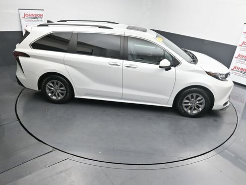 Used 2022 Toyota Sienna XLE image 17
