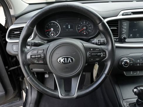 Used 2017 Kia Sorento FWD w/ LX Convenience Package image 4