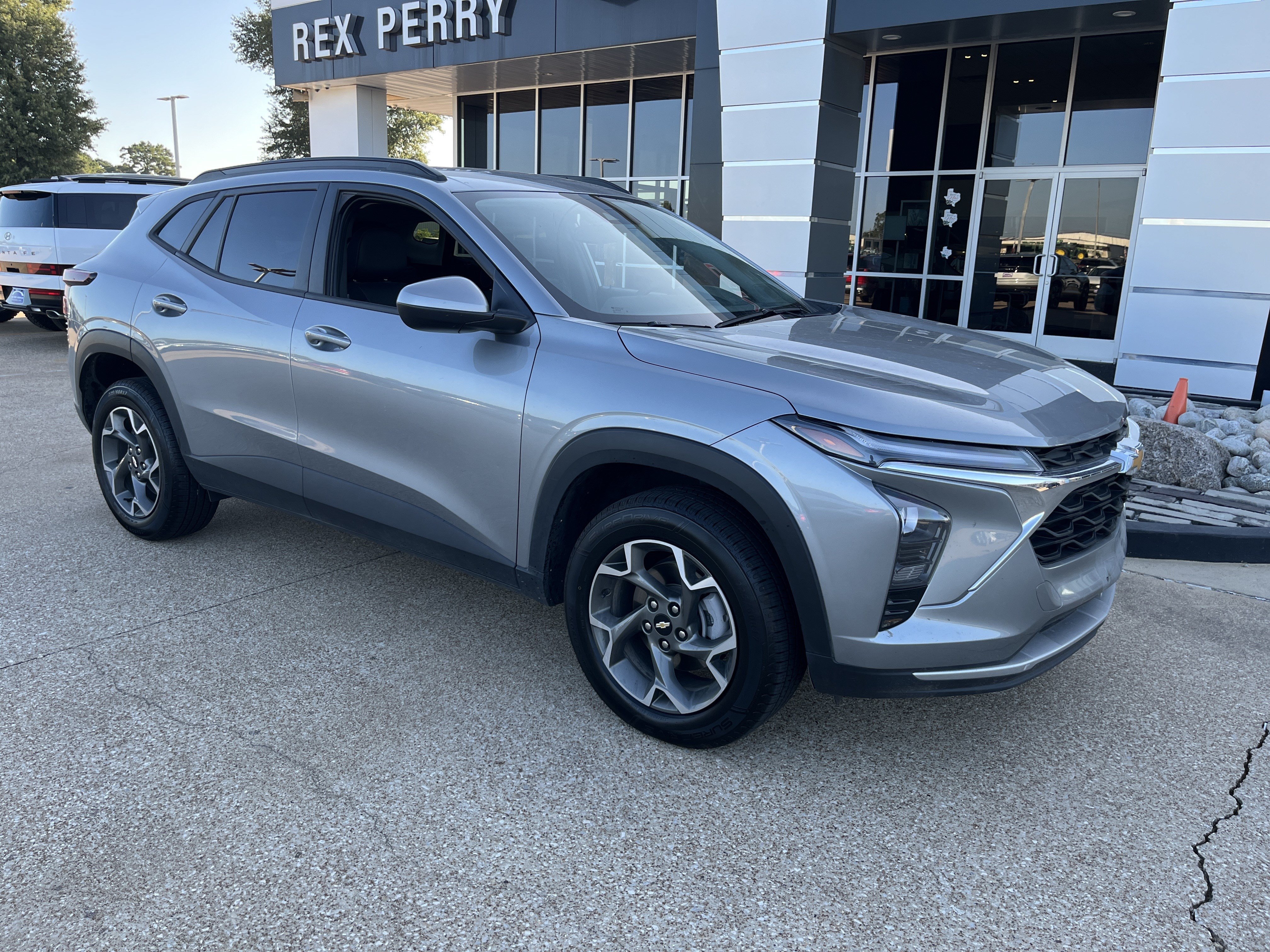 Used 2025 Chevrolet Trax LT FWD image 2