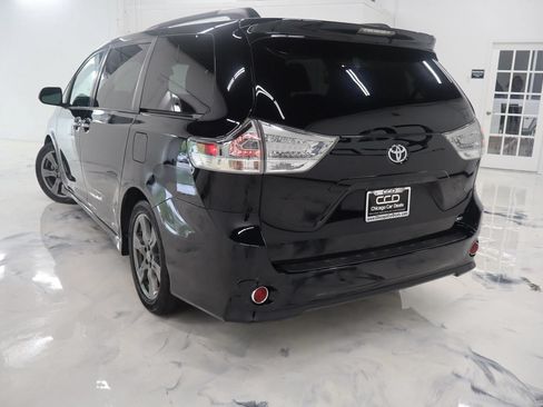 Used 2017 Toyota Sienna SE Premium FWD image 6