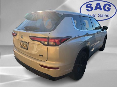 Used 2024 Mitsubishi Outlander SE Black Edition image 3