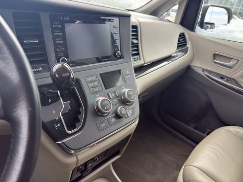 Used 2018 Toyota Sienna XLE w/ XLE Navigation Package image 16
