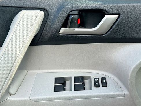 Used 2013 Toyota Highlander Plus image 21