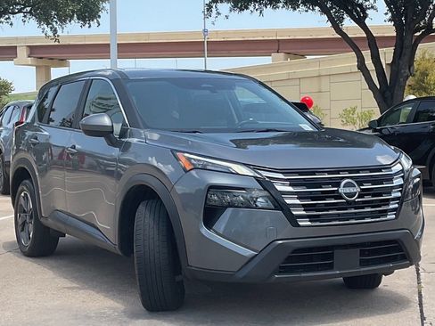 Used 2025 Nissan Rogue SV FWD image 3
