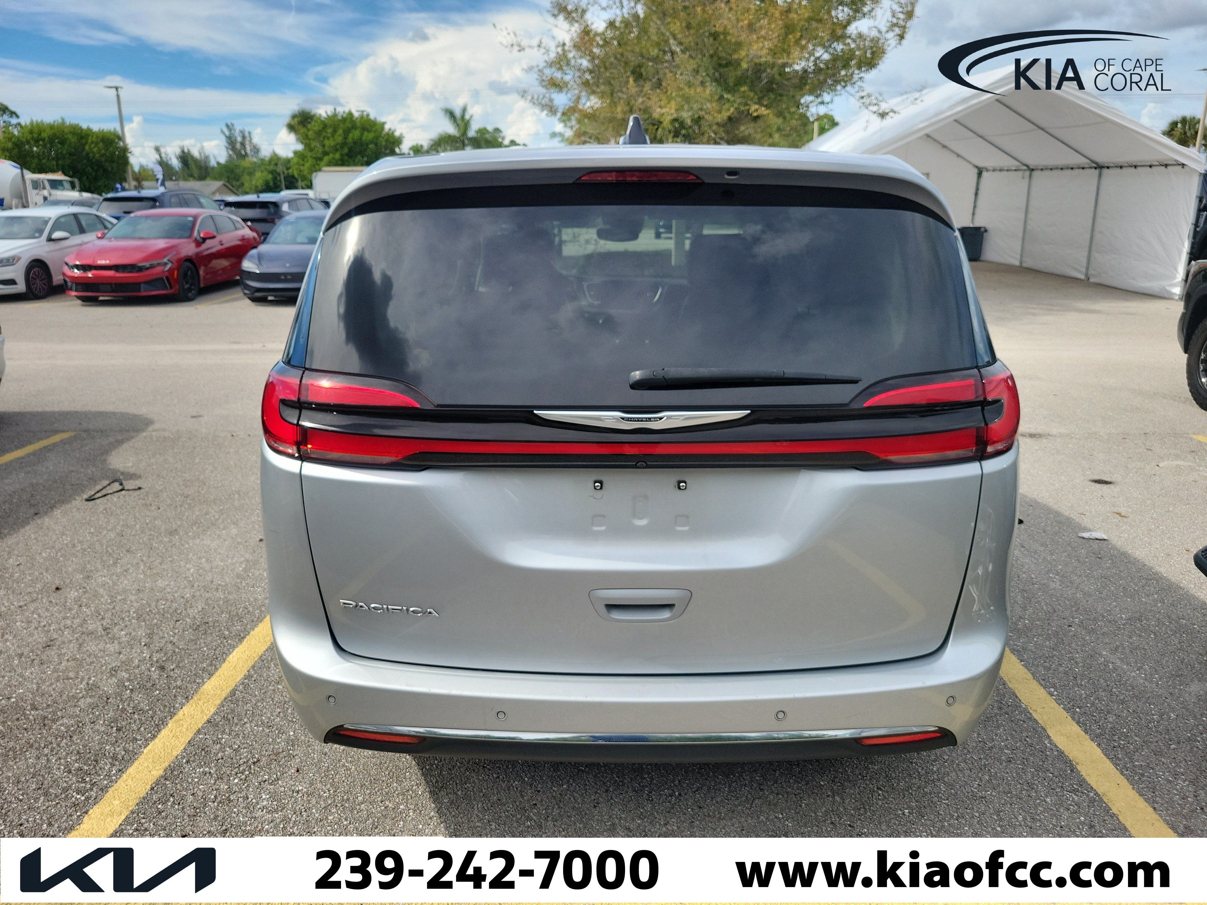 Used 2024 Chrysler Pacifica Touring-L FWD image 6