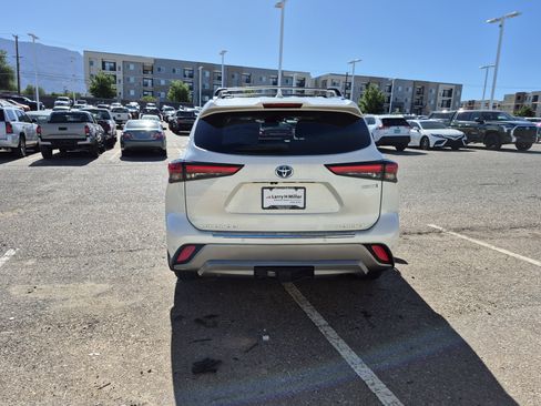 Used 2021 Toyota Highlander Platinum AWD/4WD image 4