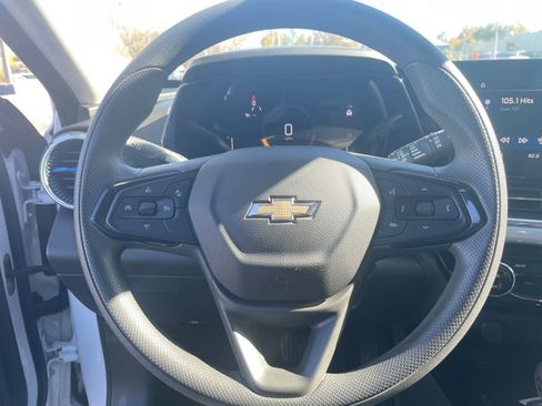 Used 2025 Chevrolet Trax LT image 28