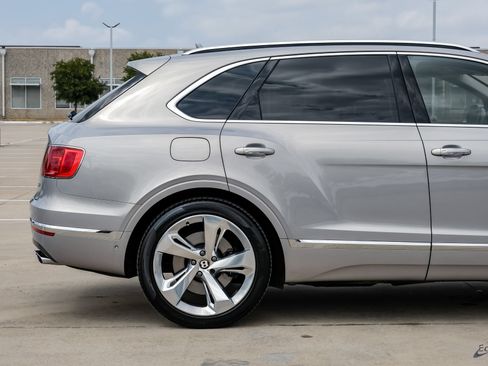 Used 2020 Bentley Bentayga Plug-In Hybrid AWD/4WD image 18