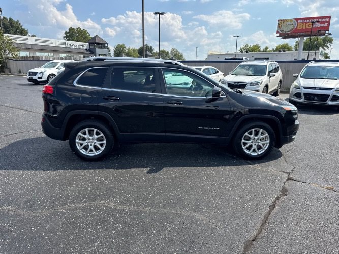 Used 2018 Jeep Cherokee Latitude w/ Cold Weather Group FWD image 4