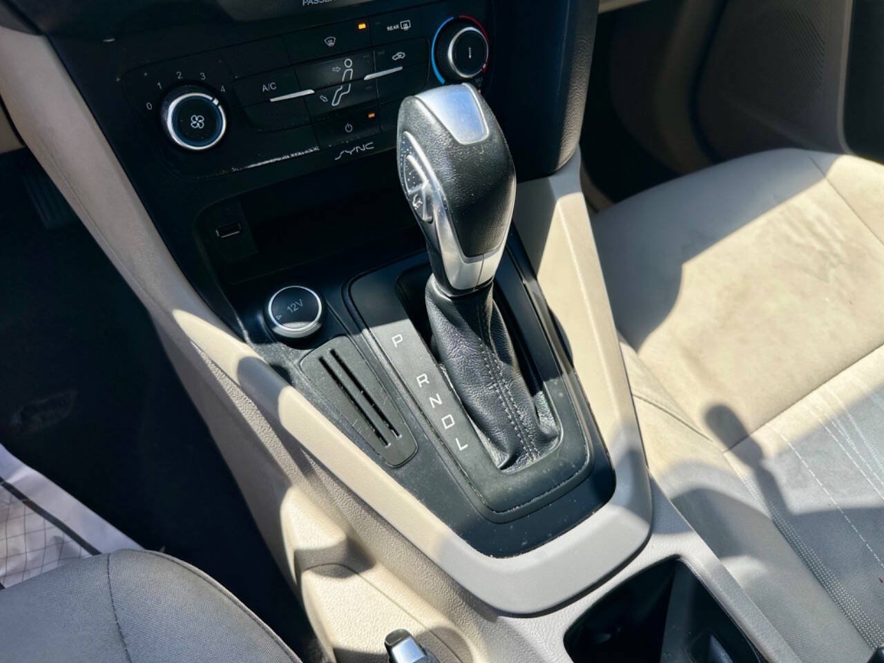 Used 2015 Ford Focus SE FWD image 26