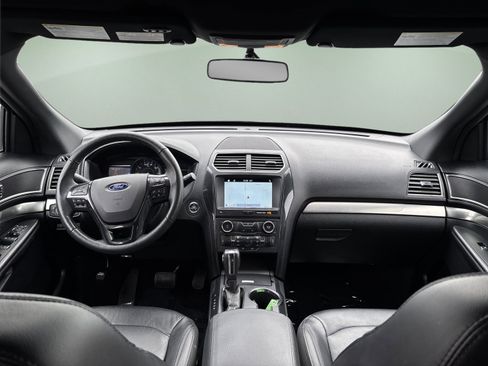 Used 2018 Ford Explorer XLT w/ Equipment Group 202A image 10