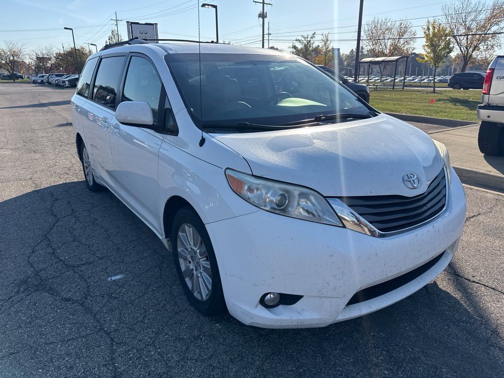 Used 2014 Toyota Sienna XLE AWD/4WD image 3