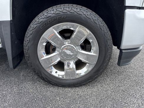 Used 2018 Chevrolet Silverado 1500 LTZ Z71 w/ LTZ Plus Package AWD/4WD image 10