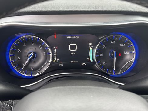 Used 2025 Chrysler Pacifica Limited image 24