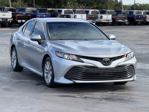 Used 2018 Toyota Camry LE FWD image 3