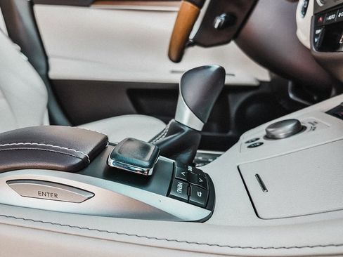 Used 2017 Lexus ES 300h image 32