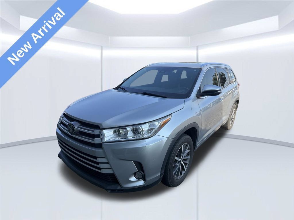 Used 2018 Toyota Highlander XLE FWD image 1