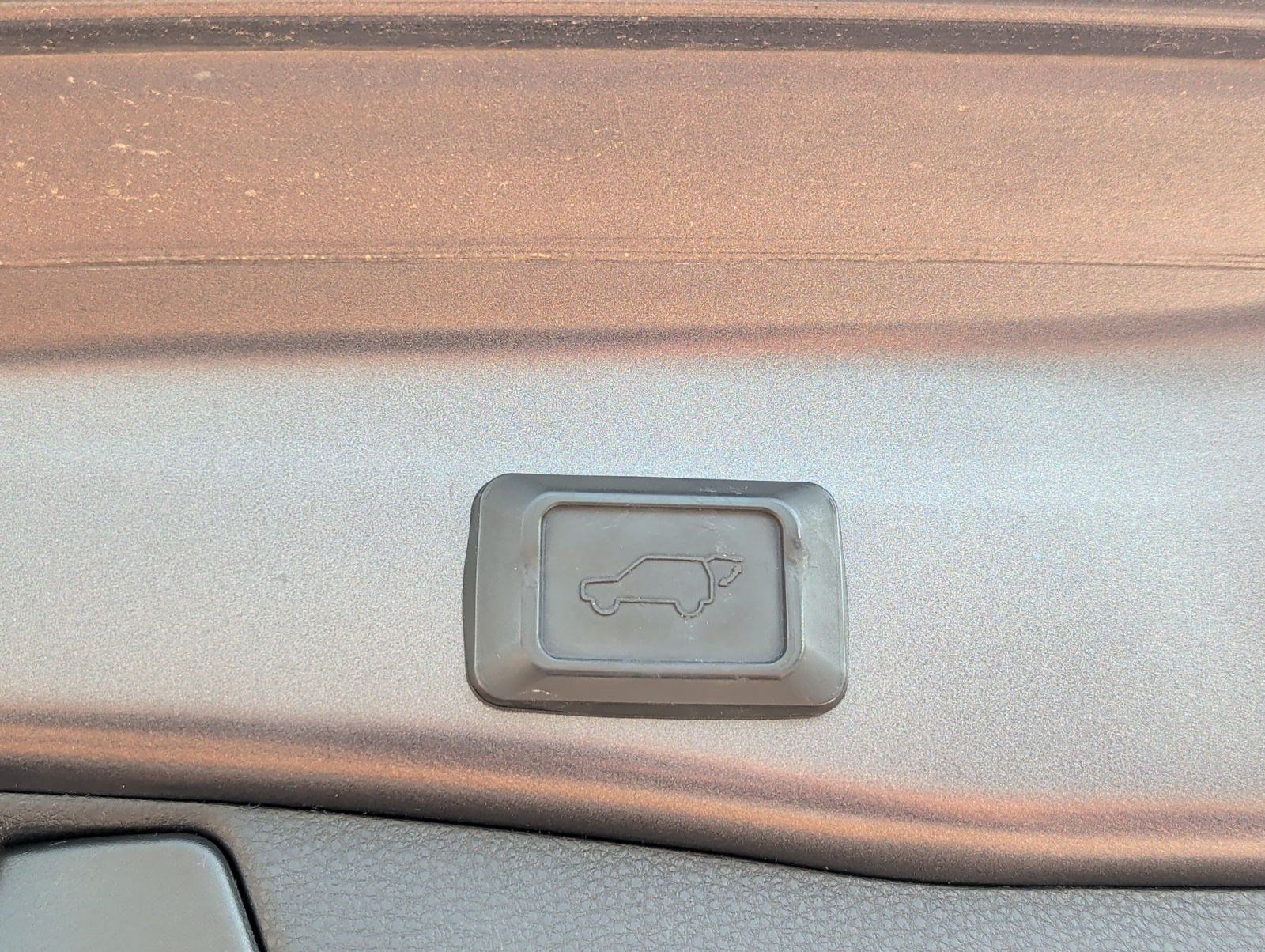 Used 2021 Toyota RAV4 XLE w/ Convenience Package FWD image 29