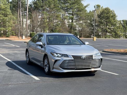 Used 2019 Toyota Avalon XLE w/ Moonroof Package image 1
