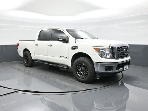 Used 2017 Nissan Titan SV RWD image 11