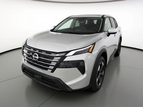 Used 2025 Nissan Rogue SV image 3