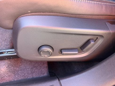 Used 2025 Volvo XC40 B5 Plus image 11