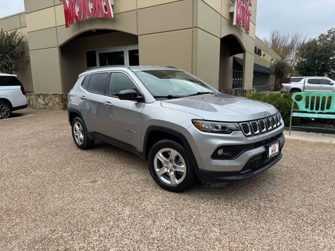 Used 2023 Jeep Compass Latitude image 1