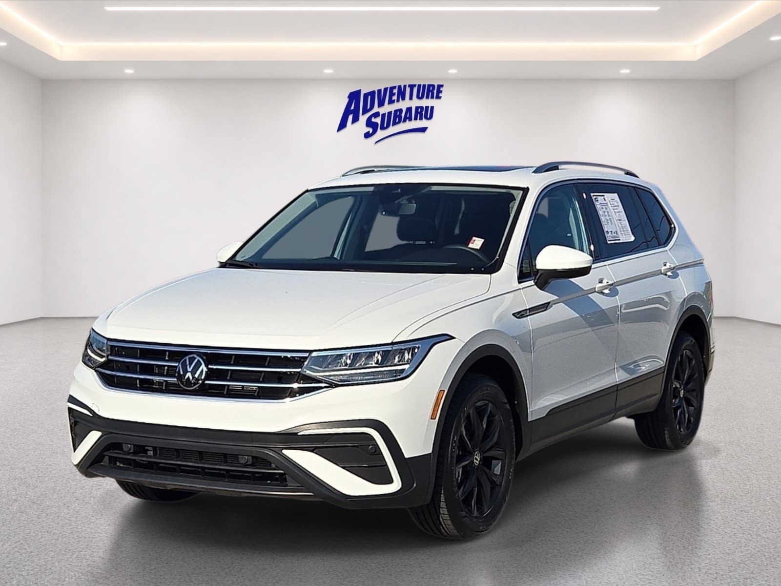Used 2024 Volkswagen Tiguan SE w/ Panoramic Sunroof Package FWD image 2