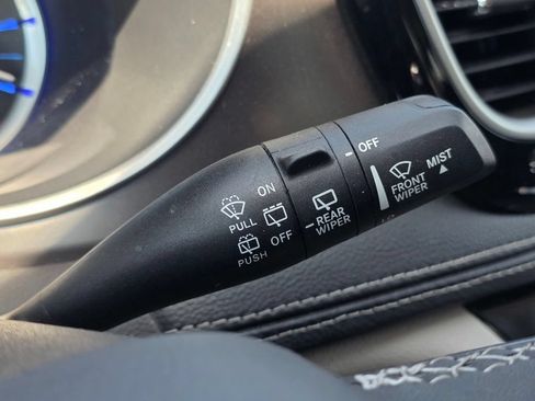 Certified 2024 Chrysler Pacifica Limited FWD image 37