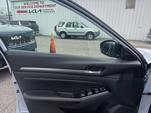Used 2024 Nissan Altima 2.5 SR FWD image 11