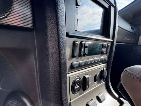 Used 2004 Ford Thunderbird image 27