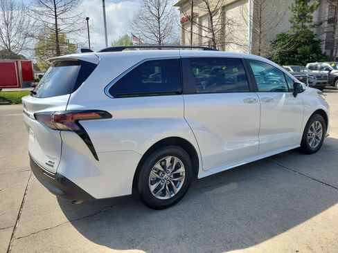 Certified 2023 Toyota Sienna XLE image 6