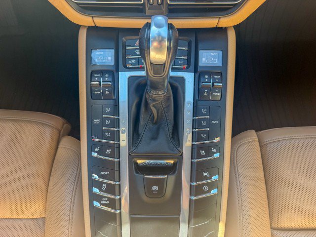 Used 2020 Porsche Macan AWD/4WD image 12