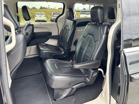 Used 2017 Chrysler Pacifica Touring-L FWD image 20
