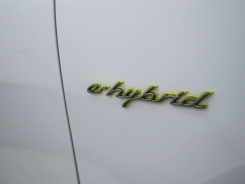 Certified 2022 Porsche Cayenne Platinum Edition image 12