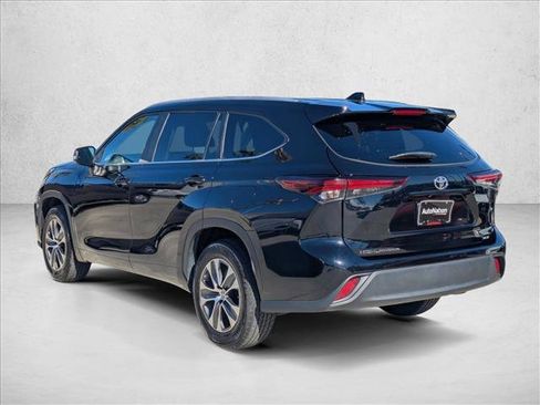 Used 2024 Toyota Highlander XLE image 8