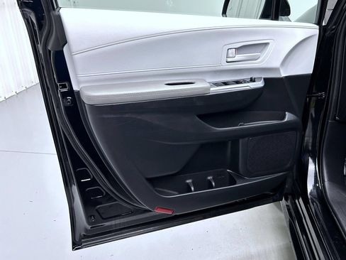 Used 2026 Toyota Sienna LE FWD image 9
