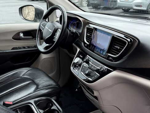 Used 2017 Chrysler Pacifica Touring-L image 7