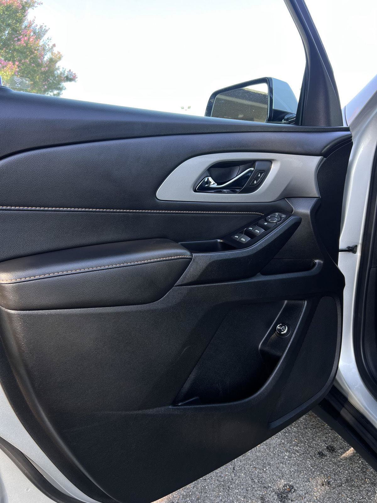 Used 2020 Chevrolet Traverse LT FWD image 14