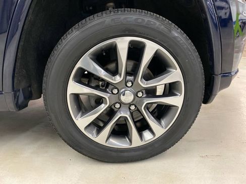 Used 2017 Jeep Grand Cherokee Overland image 16