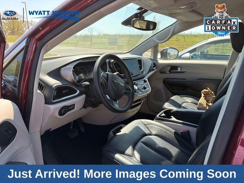 Used 2023 Chrysler Pacifica Touring-L image 10