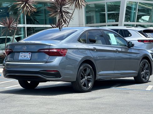 Used 2023 Volkswagen Jetta SE w/ Panoramic Sunroof Package FWD image 4